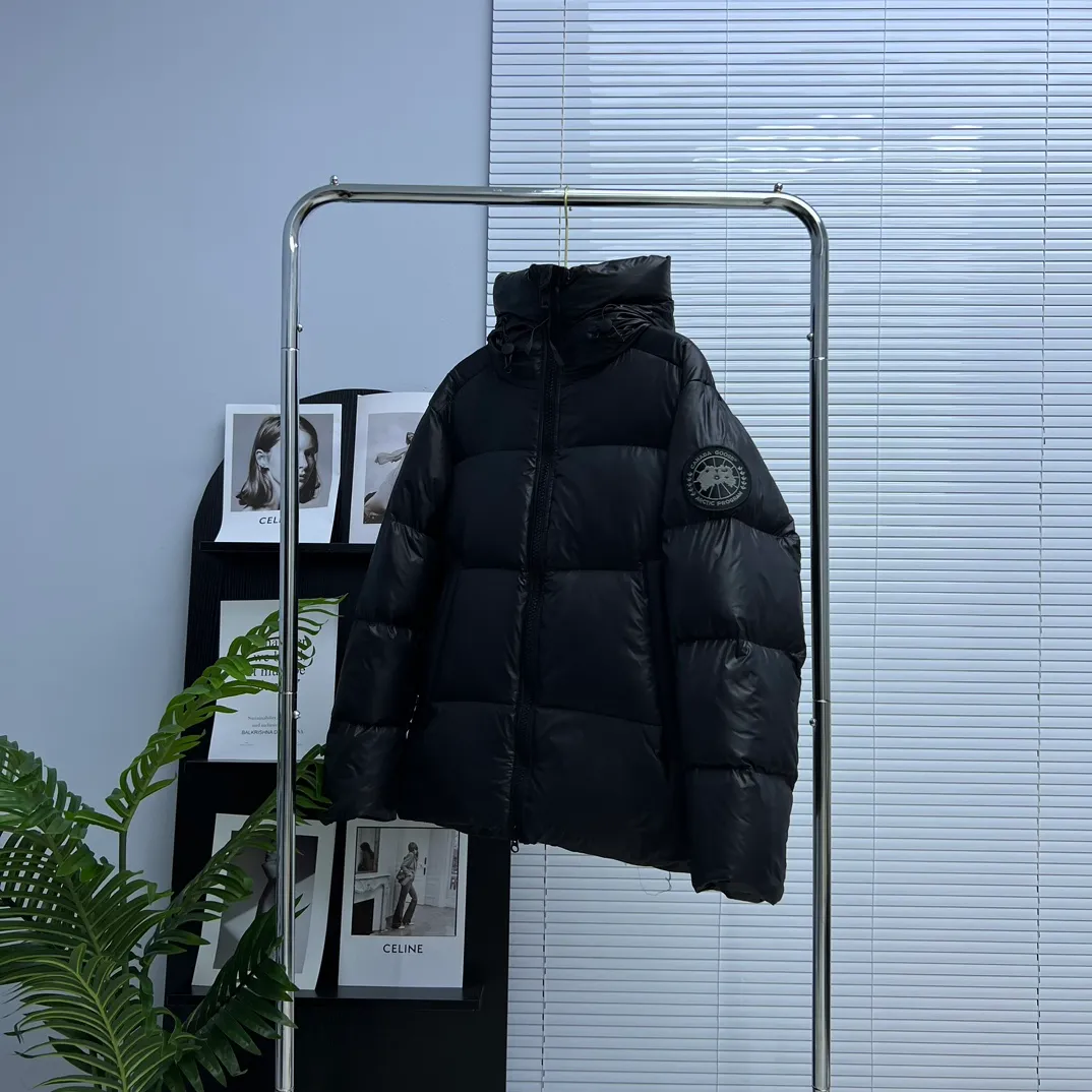P760 𝘾𝘼𝙉𝘼𝘿𝘼 𝙂𝙊𝙊𝙎𝙀/Canada Goose 2023 Limited New Crofton Puff Down Jacket Pure Guangzhou Inspection 80 White Duck Down Filling‼  Top version, ceiling level‼ Crofton soft bread, the latest style in 2023, has a cold protection effect of up to level 4. It is made of recycled Feather-Light tear-resistant fabric. It is ultra-light and has no weight on the upper body at all! The unique black label highlights your temperament‼  Canada Goose, a Canadian brand, has always been recognized as the warmest down jacket. Various Instagram celebrities, Internet celebrities, and celebrities often wear it for street photos. I do Canada Goose every year, but I still can’t get rid of my love for geese. No matter how cold the winter is, there is no need to be afraid, because there are geese! Filled with 80% white duck down, Canada Goose is the legendary warmest down jacket and is known as a must-have for Arctic outdoor sports! The most popular down jacket in the world, celebrities are rushing to buy it, it is a must-have! Same style for men and women Size: S~XXL